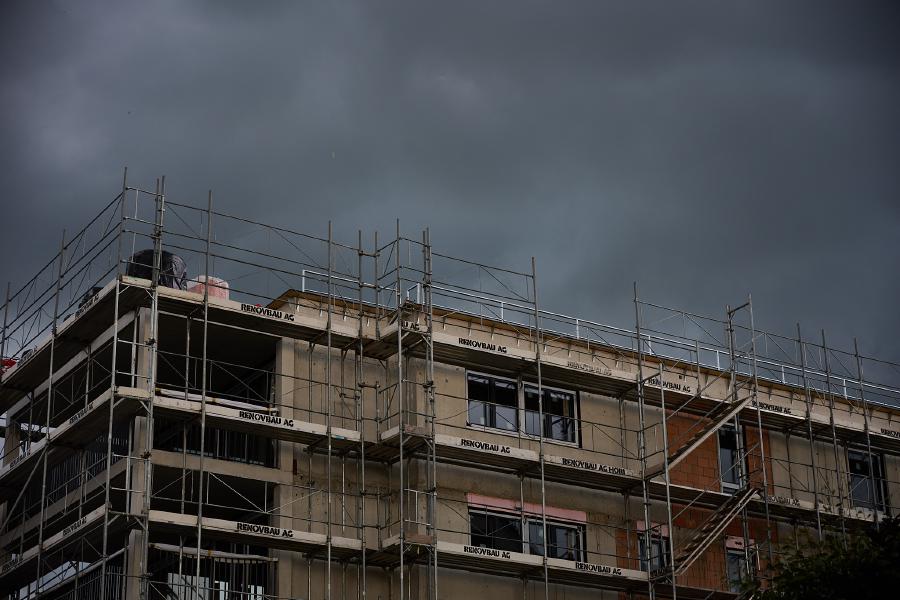 images/25-06-15_construction_site_before_a_storm.jpg