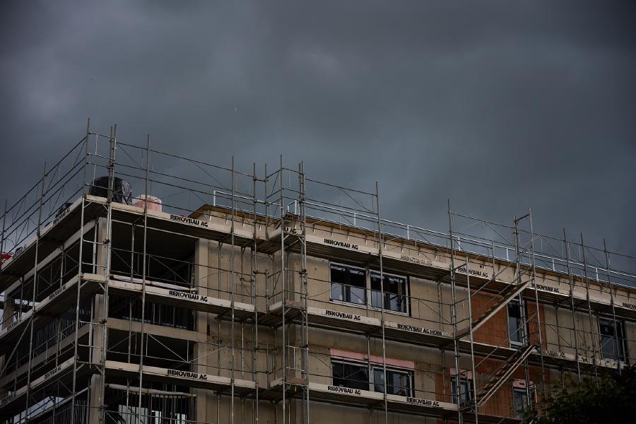images/25-06-15_construction_site_before_a_storm.jpg