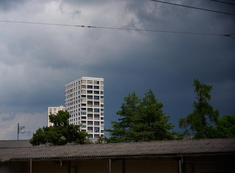 images/25-06-23_building_after_a_storm.jpg