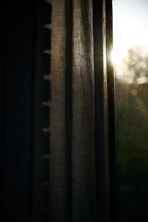 images/25-07-22_curtain_against_sun.jpg