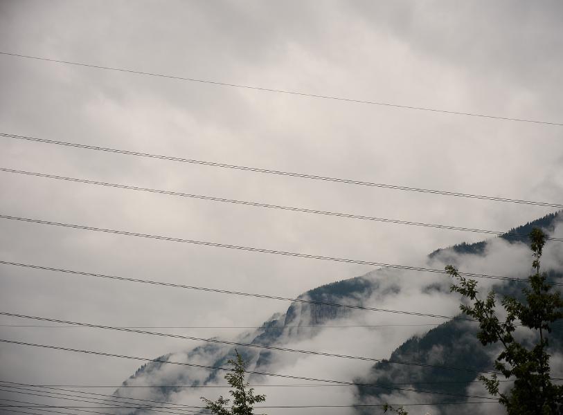 images/25-07-31_wires_and_fog.jpg