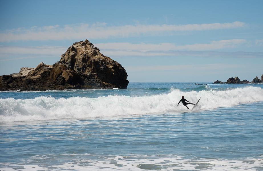 images/25-09-08_pfeiffer_beach_surfer.jpg