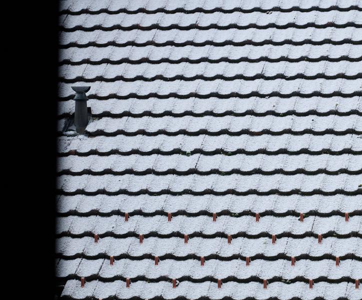 images/25-11-21_first_snow_roof.jpg