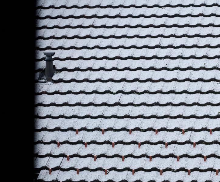 images/25-11-21_first_snow_roof.jpg