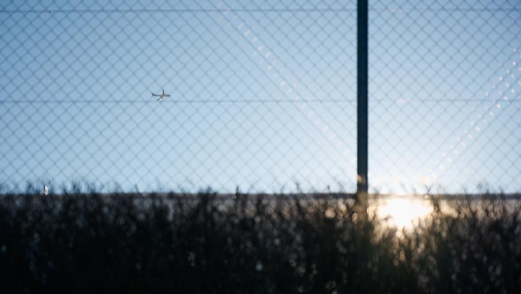images/25-12-31_plane_behind_fence.jpg