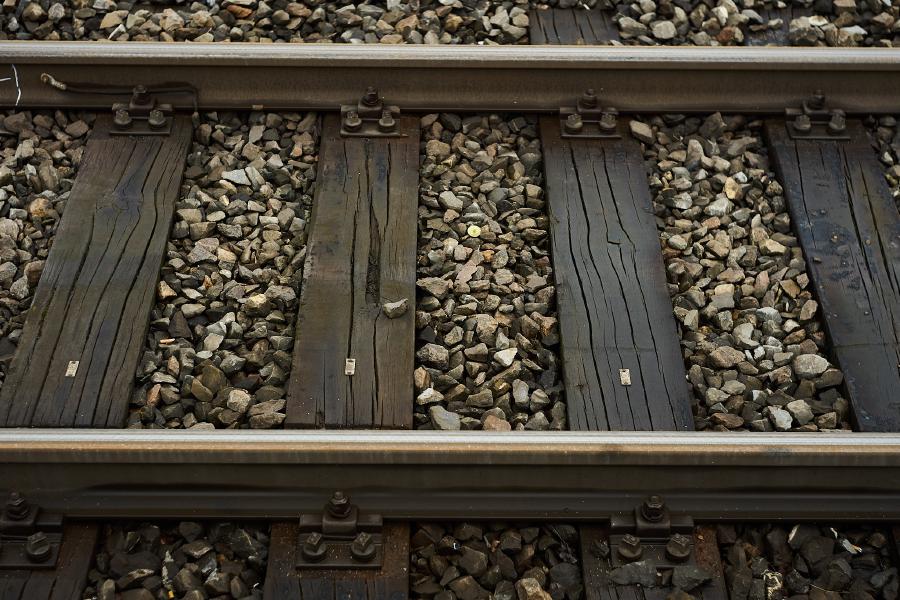 images/26-05-07_rock_on_tracks.jpg