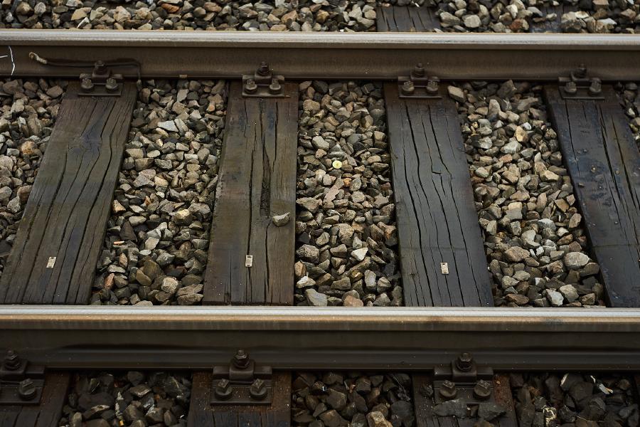 images/26-05-07_rock_on_tracks.jpg