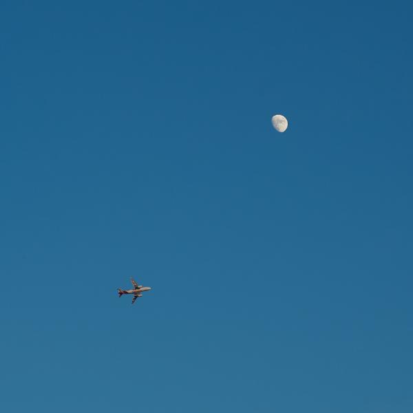 images/26-05-26_plane_and_moon.jpg