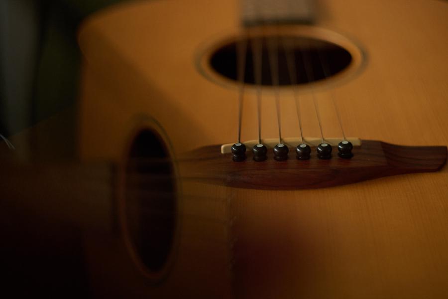 images/26-05-28_mirrored_guitar.jpg