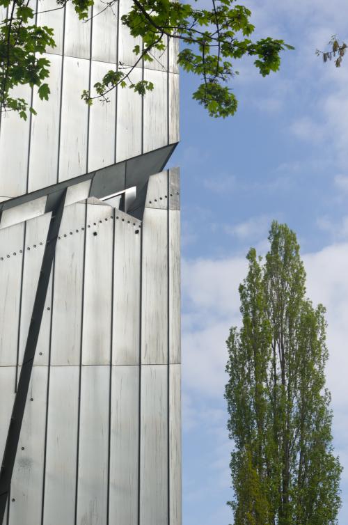 images/002-libeskind_jewish_museum.jpg