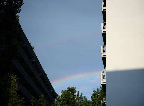 images/25-07-14_rainbows_between_buildings.jpg
