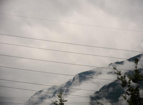 images/25-07-31_wires_and_fog.jpg