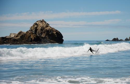 images/25-09-08_pfeiffer_beach_surfer.jpg